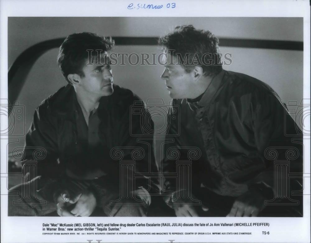 1988 Press Photo Mel Gibson and Raul Julia in Tequila Sunrise - cvp10059 - Historic Images