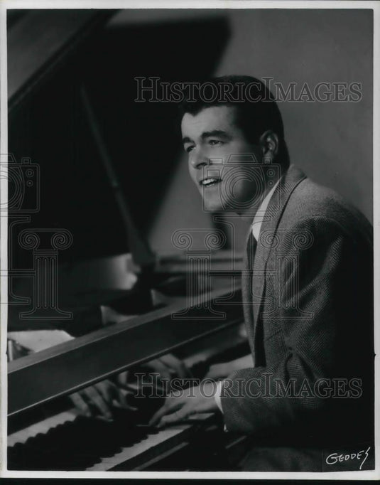 1970 Press Photo Jim Faragher at Marie Schreiber's La Cantina - cvp12746 - Historic Images