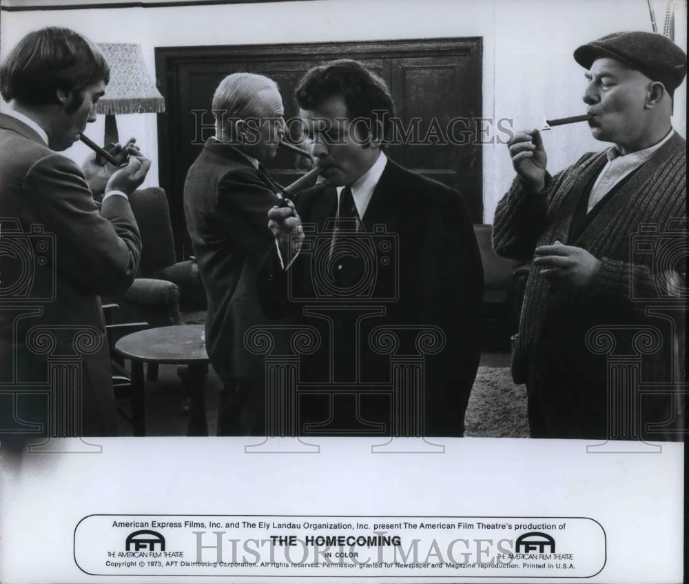 1975 Press Photo Paul Rogers &amp; Cyril Cusack in The Homecoming - cvp12526 - Historic Images
