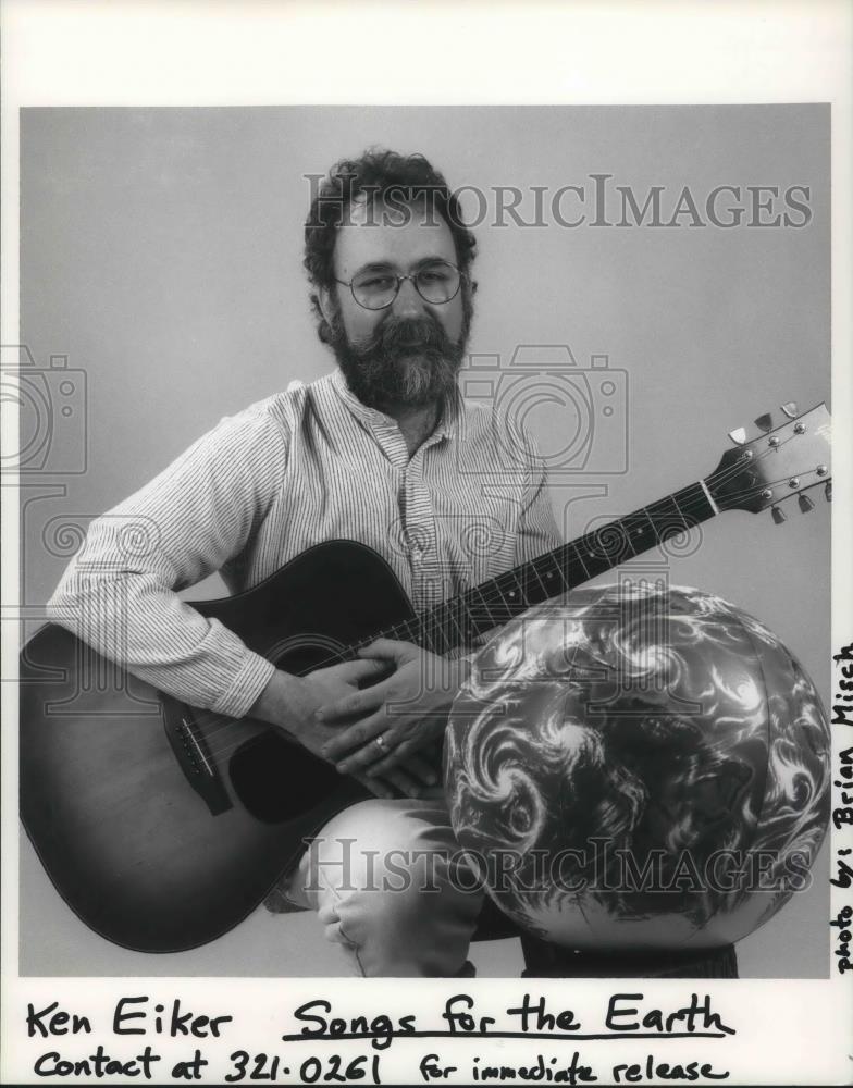 1990 Press Photo Ken Eiker Folk Singer Guitarist Songs for the Earth - cvp05912 - Historic Images