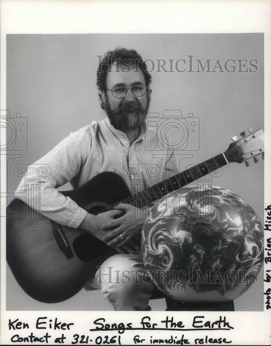 1990 Press Photo Ken Eiker Folk Singer Guitarist Songs for the Earth - cvp05912 - Historic Images