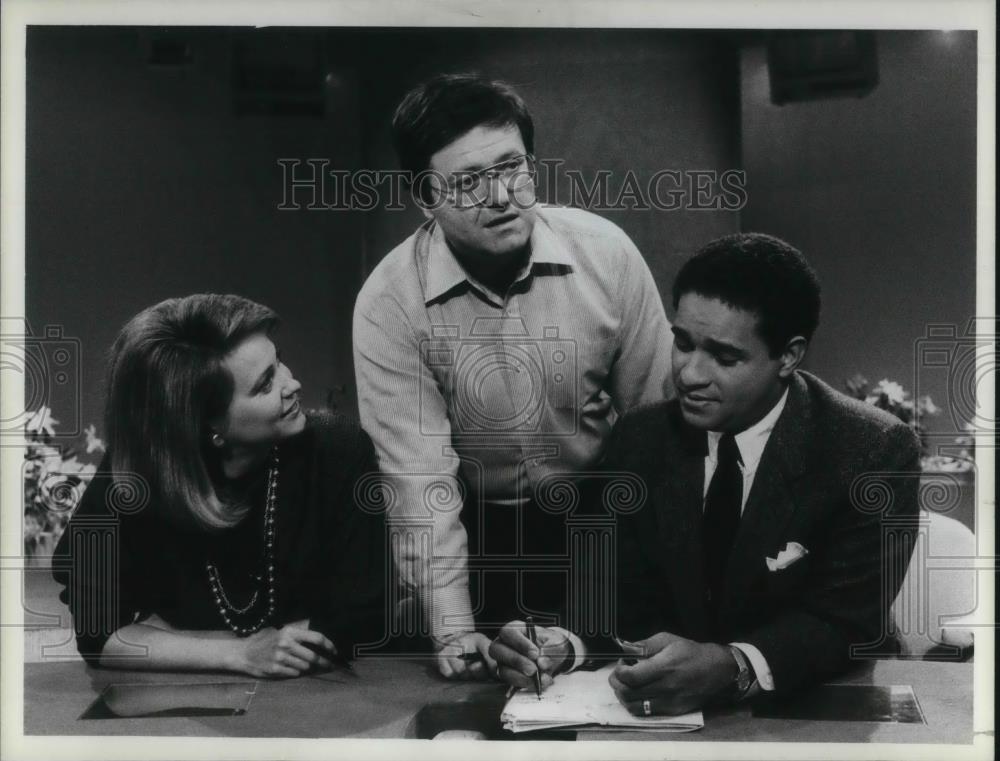 1986 Press Photo Today&#39;s executive producer Steve Friedman visits anchors on set - Historic Images