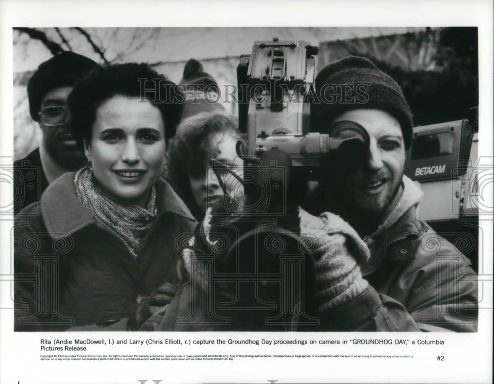 1994 Press Photo Andie MacDowell & Larry Chris Elliott in Groundhog Day - Historic Images