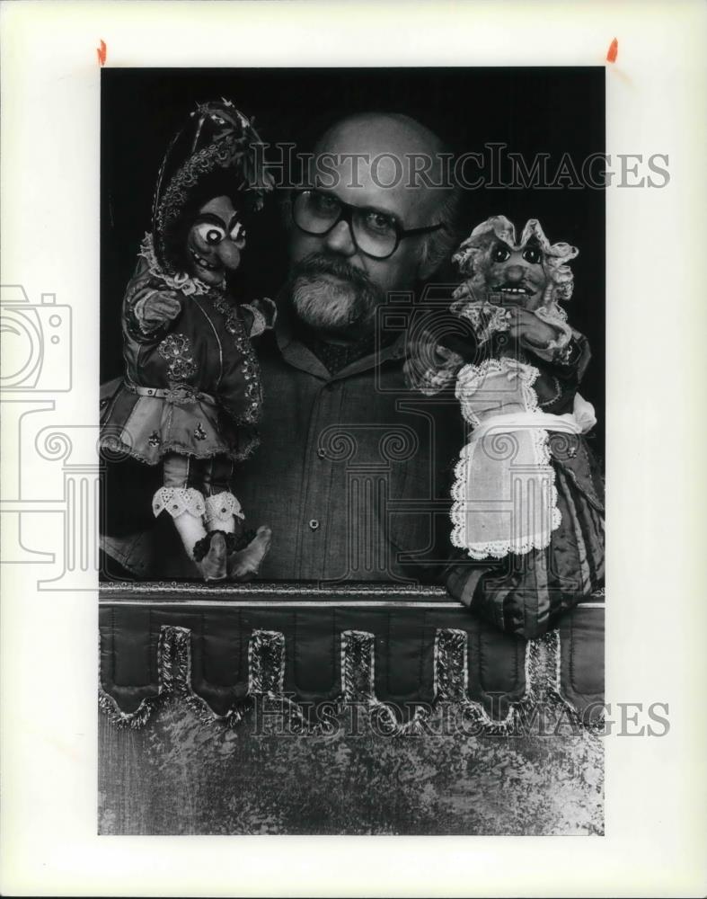 1981 Press Photo Gene Hare With Puppets Punch And Judy - cvp17194 - Historic Images