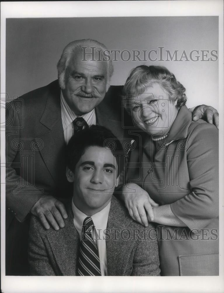 Press Photo Jack Kruschen Adam Arkin and Pat Carroll on Busting Loose TV Show - Historic Images