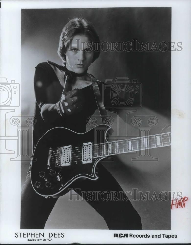 1977 Press Photo Stephen Dees Rock Singer Guitarist - cvp04354 - Historic Images