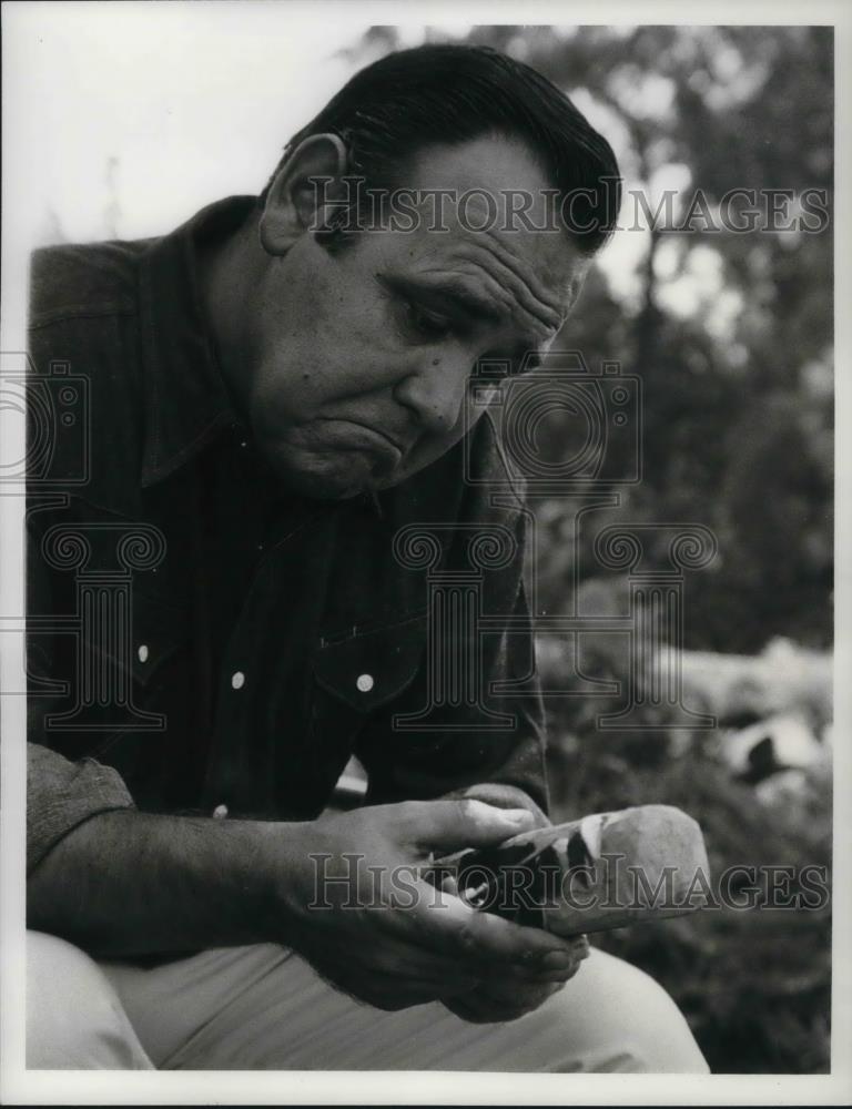 1966 Press Photo Jonathan WInters Pen Knife whittling and Carving - cvp19774 - Historic Images