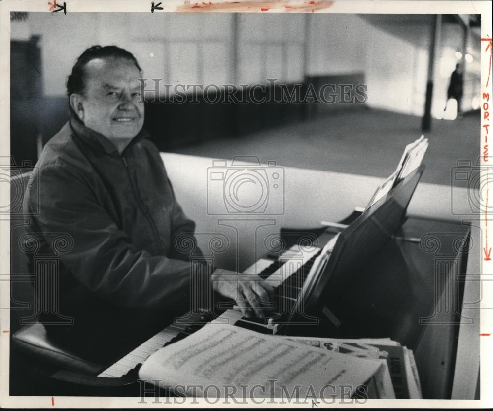 1974 Press Photo Art Broze Organist Cleveland Stadium - cvp00682 - Historic Images
