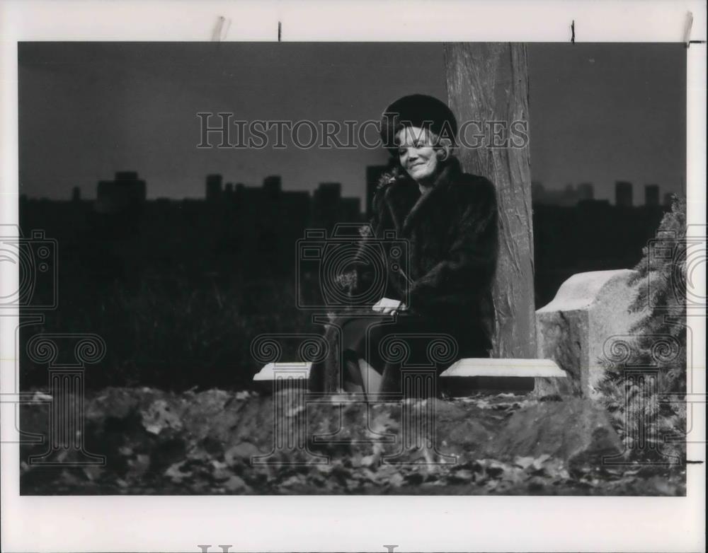1989 Press Photo Nanette Fabresj in The Cemetery Club - cvp11704 - Historic Images