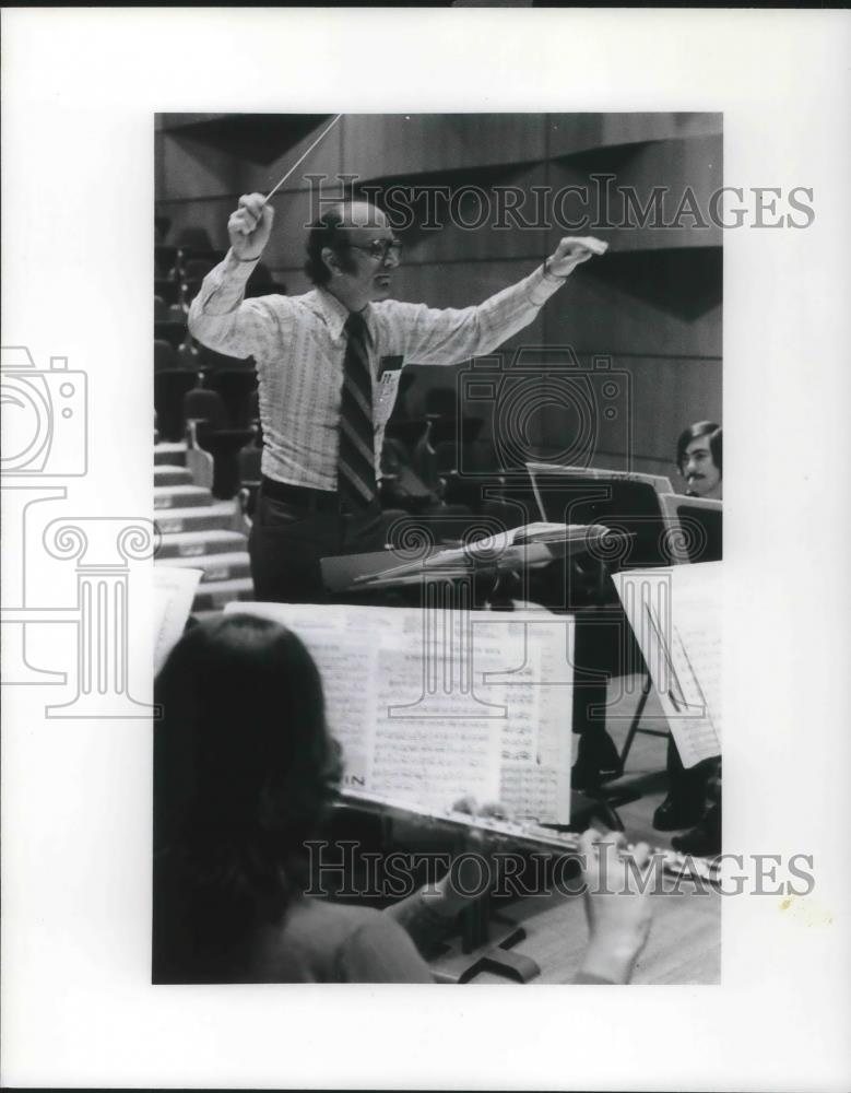 1976 Press Photo Gordon Fouts Conductor Chicago Symphony University Wind - Historic Images