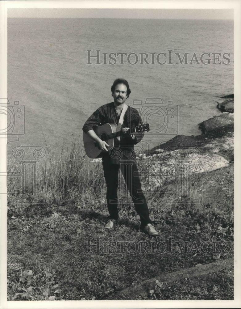 1985 Press Photo Alex Bevan Guitarist Singer Songwriter Poet Radio Personality - Historic Images