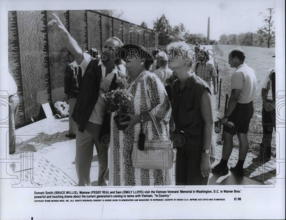 1989 Press Photo Bruce Willis, Peggy Rea, Emily Lloyd in In Country - cvp19164 - Historic Images