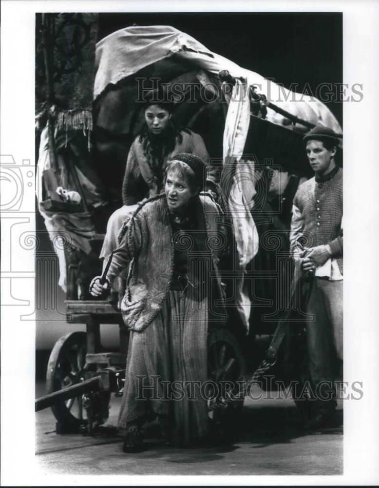 1992 Press Photo Olympia Dukakis and Benjamin Evett in Mother Courage - Historic Images