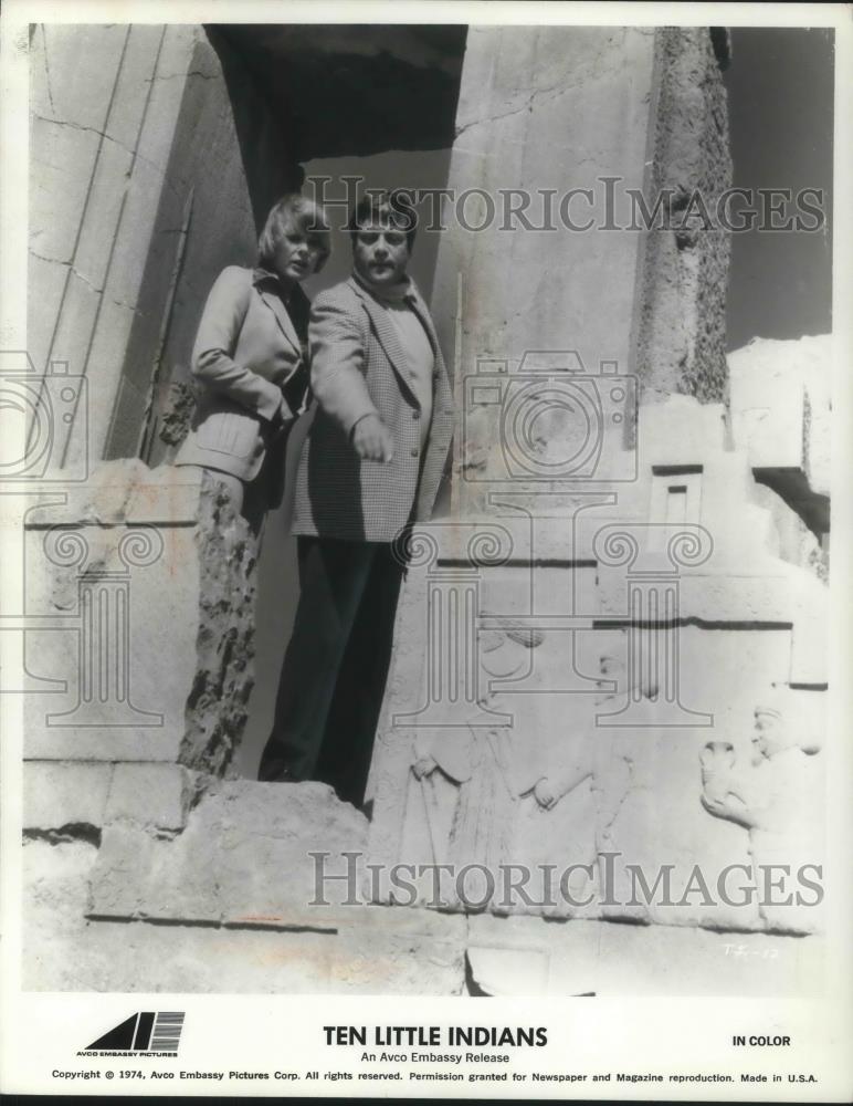 1975 Press Photo Elke Sommer &amp; Oliver Reed in Ten Littl Indians - cvp09929 - Historic Images