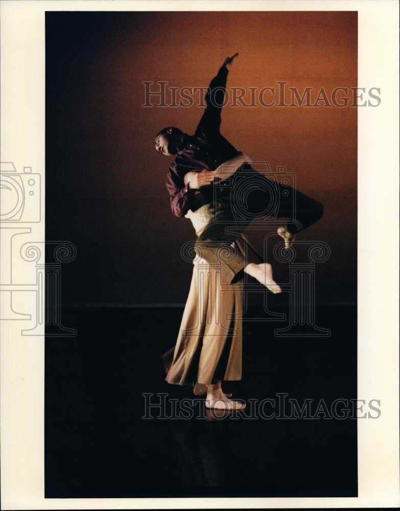 1998 Press Photo Joe Booth and Carey Kelly in Triage Dance Theater Collective - Historic Images