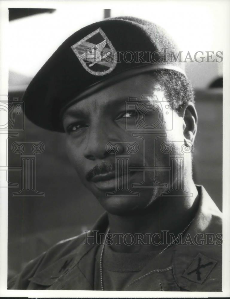 1989 Press Photo Carl Weathers in Tour of Duty - cvp10973 - Historic Images