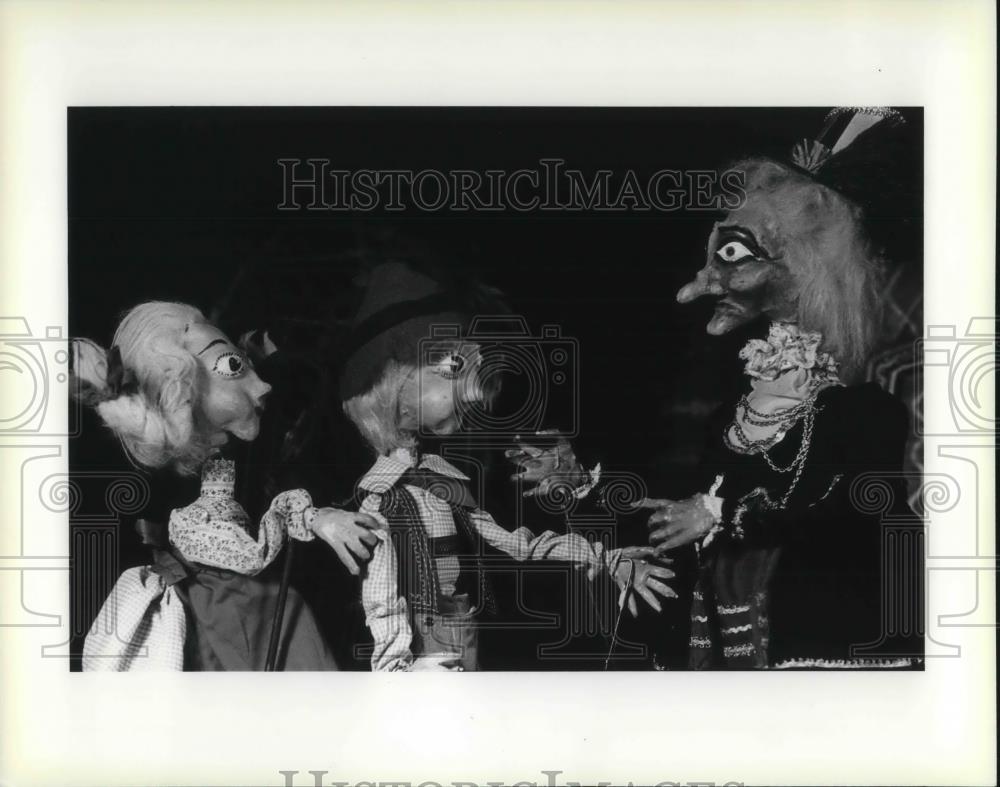 1981 Press Photo Eugene Hare&#39;s Hansel Gretel Puppet Show Cleveland State Univ. - Historic Images