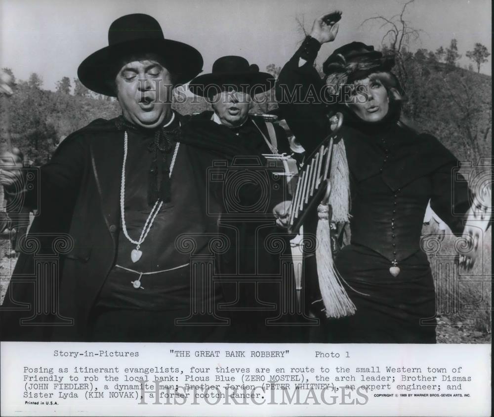 1970 Press Photo Zero Mostel, John Fielder, Kim Novak in The Great Bank Robbery - Historic Images