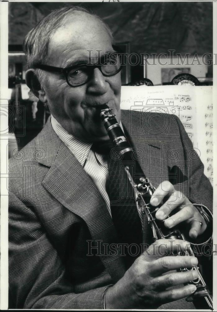 1996 Press Photo Benny Goodman plays his Clarient in his New York home - Historic Images