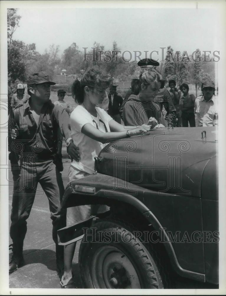1983 Press Photo Melissa Gilbert and Pamela Bellwood in Choices of the Heart - Historic Images