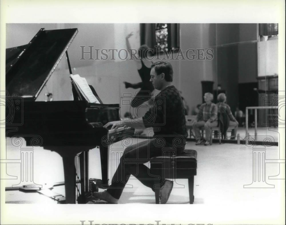 1987 Press Photo David Fischer of Ohio Ballet Music Director - cvp15787 - Historic Images