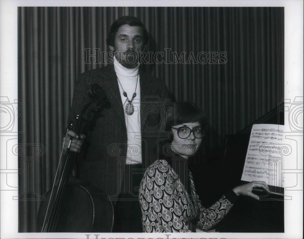 1977 Press Photo Alan Harris Cellist and Josie Harris Pianist - cvp16305 - Historic Images