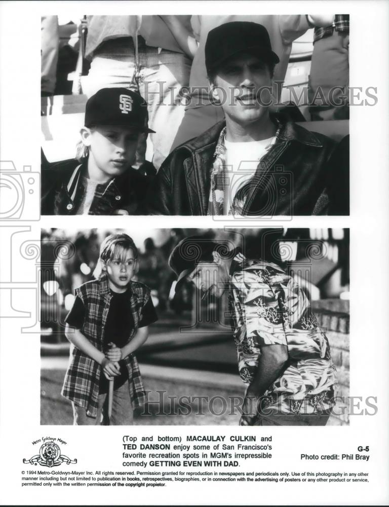1994 Press Photo Macaulay Culkin &amp; Ted Danson in Getting Even With Dad - Historic Images