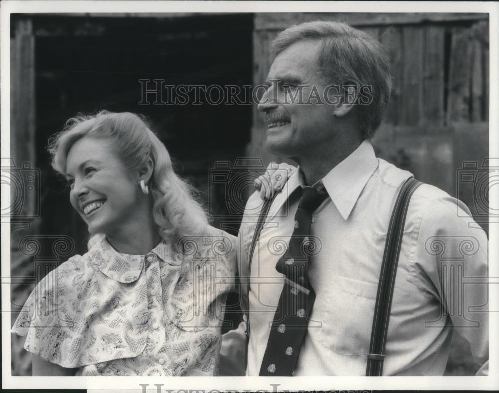 1983 Press Photo Victoria Tennant &amp; Charlton Heston in Chiefs - cvp10010 - Historic Images