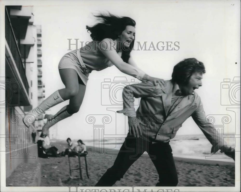 1971 Press Photo Stunt woman Dorothy Ford demonstrates art of flying leap - Historic Images