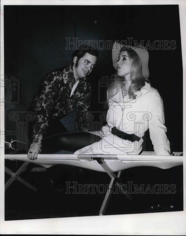 1971 Press Photo Richard Howey and Pat Griffin in Stop, You;re Killing Me - Historic Images