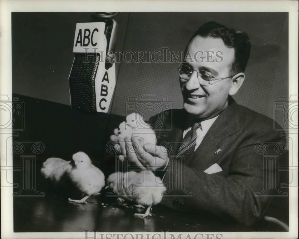 1946 Press Photo Phil Alampi Director of Farm News ABC radio Headline Edition - Historic Images