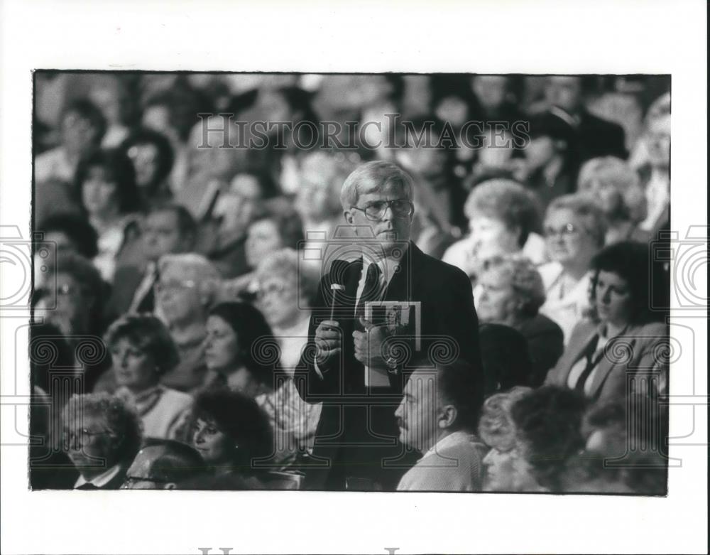 1987 Press Photo Phil Donahue host of The Phil Donahue Show - cvp03447 - Historic Images
