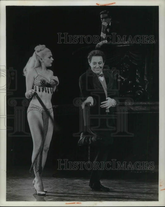 1964 Press Photo Louisa Cahot and Alec Guinness in Dylan - cvp17713 - Historic Images