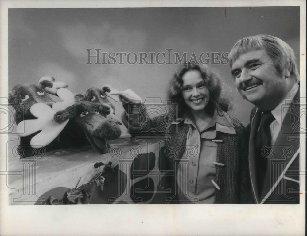 1976 Press Photo Sandy Dennis and Bob Keeshan on Captain Kangaroo - cvp03065 - Historic Images