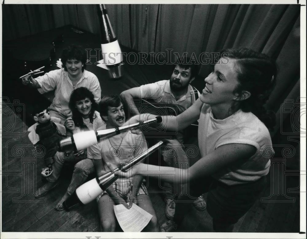 1990 Press Photo Kim Manning, Maria Livers, Father Bob Kloos, Steve Rico - Historic Images