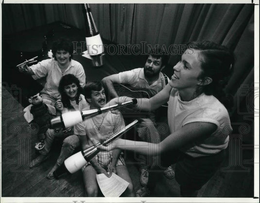 1990 Press Photo Kim Manning, Maria Livers, Father Bob Kloos, Steve Rico - Historic Images