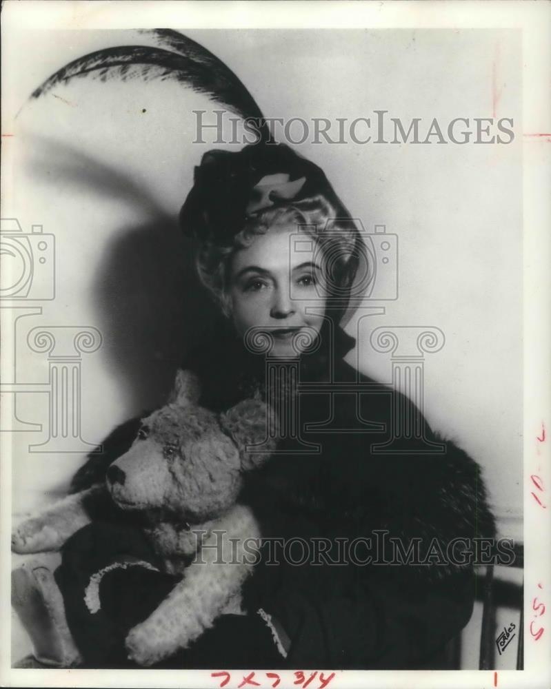 1970 Press Photo Lillian Gish actress and a teddy bear during a play - cvp14167 - Historic Images
