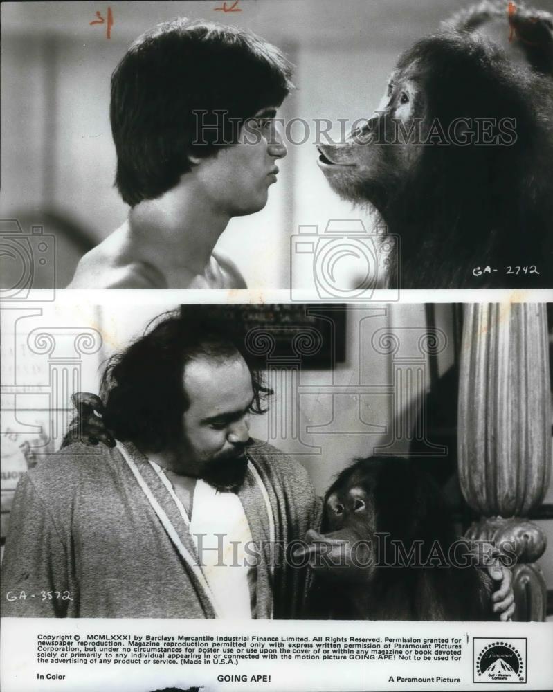 1981 Press Photo Danny De Vito with an orangutan in Going Ape - cvp19836 - Historic Images