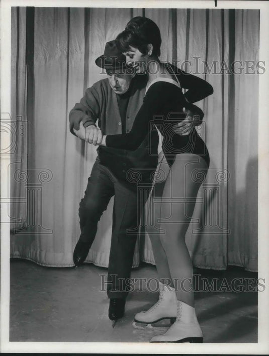 1967 Press Photo Jimmy Durante and Aja Zanova Figure Skater - cvp04116 - Historic Images