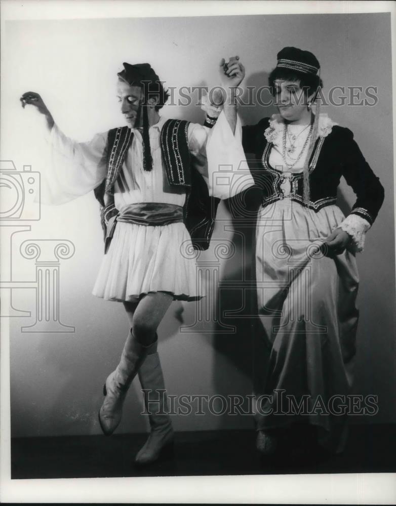 1977 Press Photo Vassilis Giacoumis and Maria Psihuntas Greek Folk Dancers - Historic Images