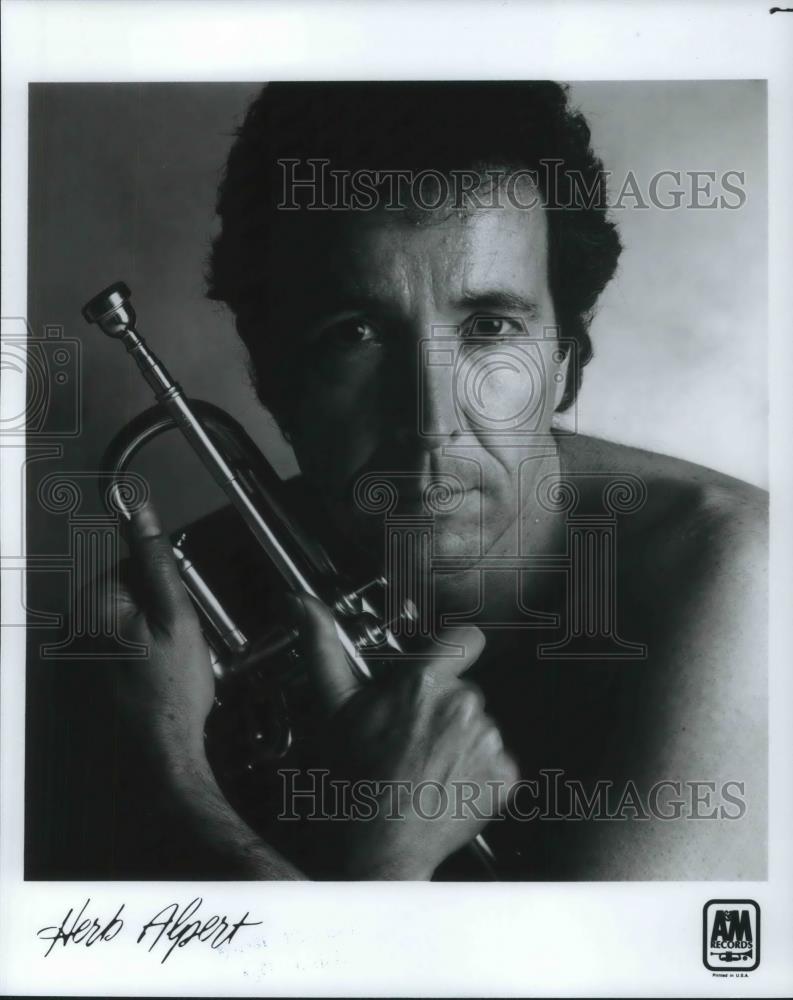 1984 Press Photo Herb Alpert Latin Jazz Composer Musician Singer Trumpeter - Historic Images