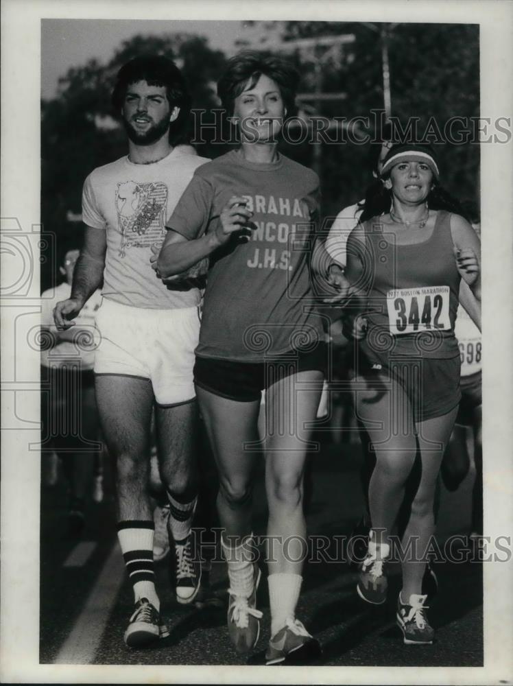 1978 Press Photo Joanne Woodward with Runners in See How She Runs - cvp18686 - Historic Images