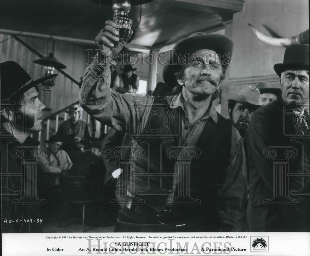 1971 Press Photo Kirk Douglas stars in A Gunfight - cvp10165 - Historic Images