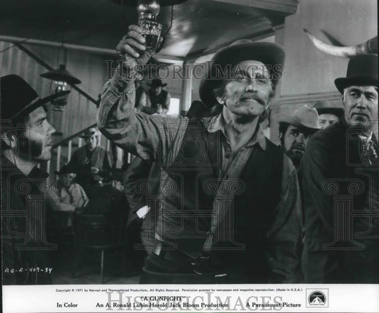1971 Press Photo Kirk Douglas stars in A Gunfight - cvp10165 - Historic Images