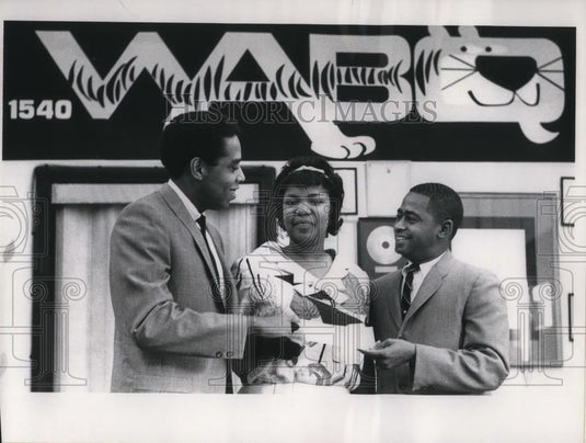 Press Photo Mrs. Margaretta Chisholm wins $455.40 in WABQ Mystery Tune Conest - Historic Images
