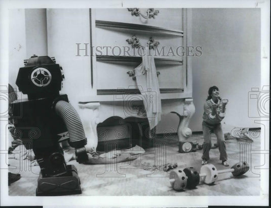 1983 Press Photo Lily Tomlin stars in The Incredible Shrinking Woman - cvp10299 - Historic Images