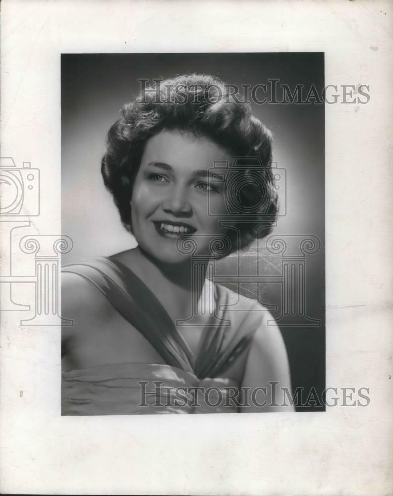 1948 Press Photo Shirley Eggleston Actress in Church Street - Historic Images