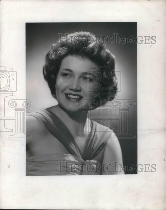 1948 Press Photo Shirley Eggleston Actress in Church Street - Historic Images