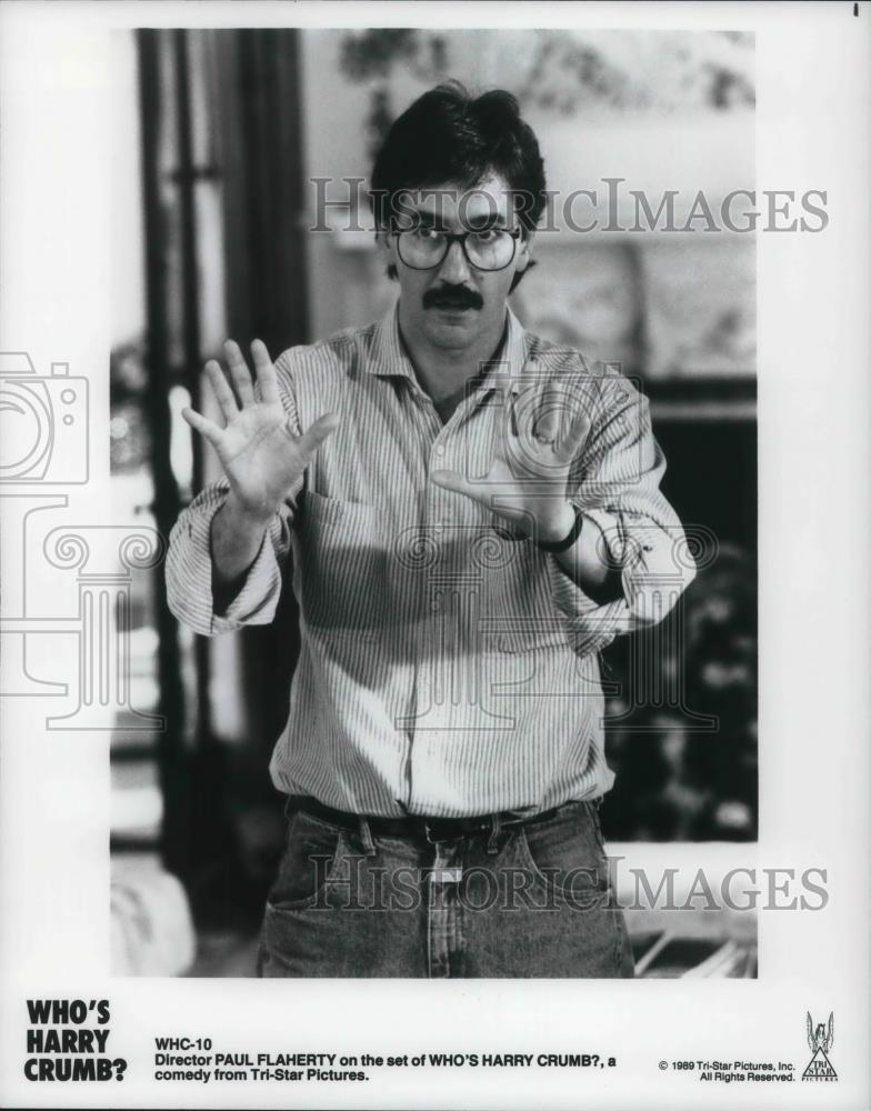 1990 Press Photo Director Paul Flaherty on the set of Who&#39;s Harry Crumb comedy - Historic Images