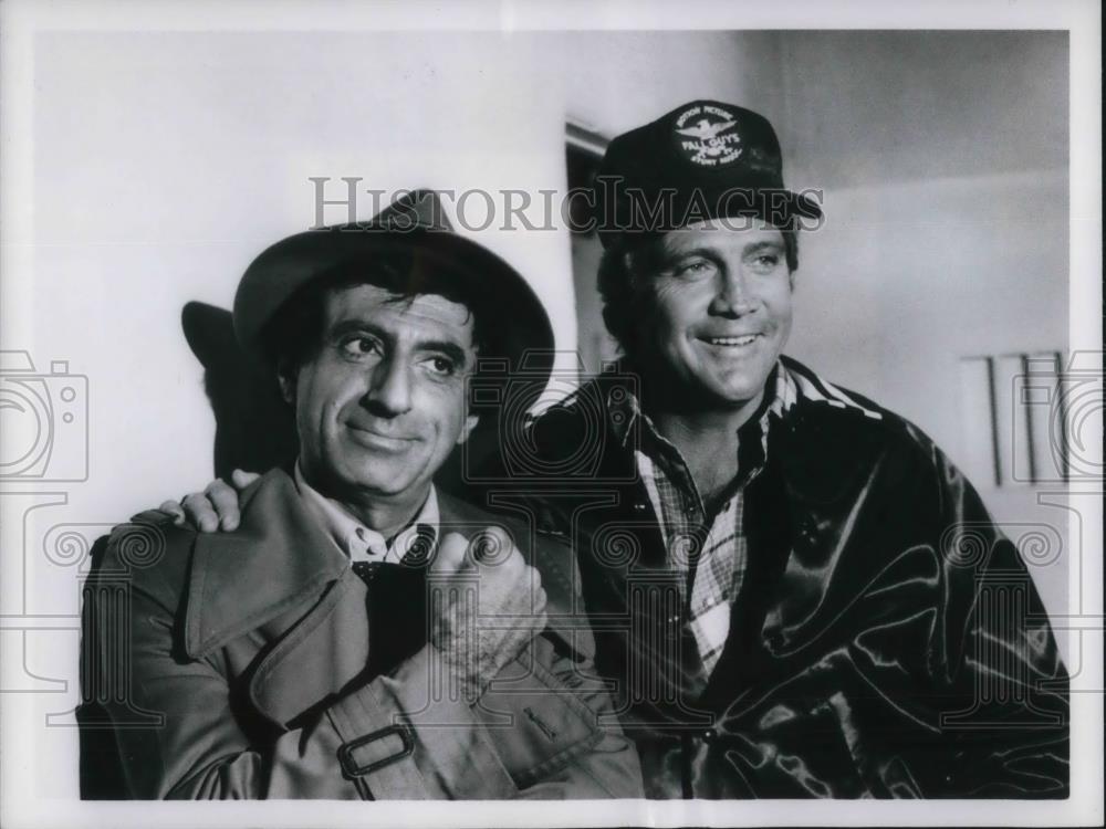 1982 Press Photo Jamie Farr &amp; Lee Majors in The Fall Guy - cvp15259 - Historic Images